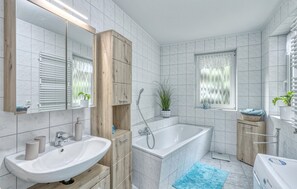 Shower - 2 bedroom amazing home in Metelsdorf OT Klüssend (Metelsdorf OT Klüssend)