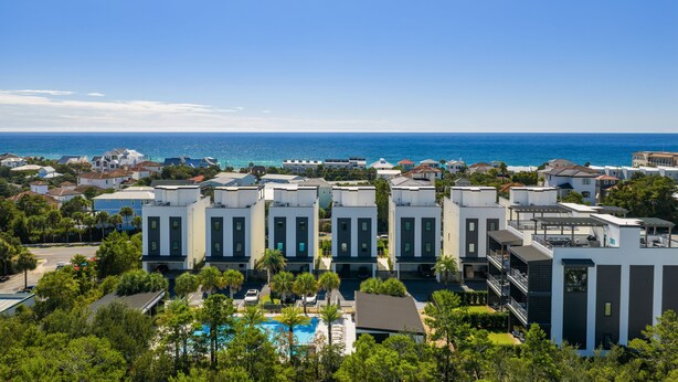 Um hotel à beira-mar com arquitetura moderna, piscina e vista para o oceano.