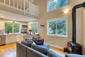 Interior - Cozy Cannon Beach Home Near Haystack Rock & Downtown | Steps from the Sea (Cannon Beach)