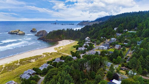 Cozy Cannon Beach Home Near Haystack Rock & Downtown | Steps from the Sea