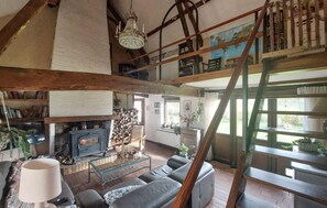TV, fireplace - Charmante longère en campagne (La Neuville-aux-Joutes)