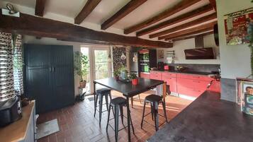 Fridge, oven, stovetop, dishwasher