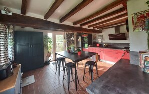 Fridge, oven, stovetop, dishwasher - Charmante longère en campagne (La Neuville-aux-Joutes)