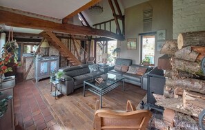 TV, fireplace - Charmante longère en campagne (La Neuville-aux-Joutes)