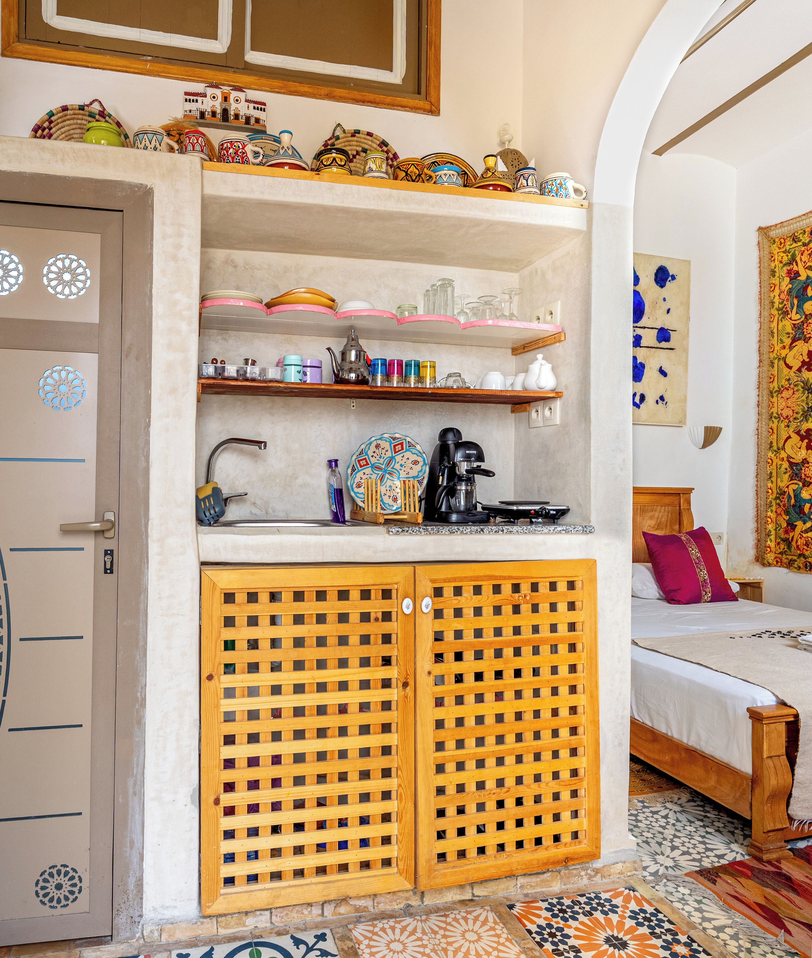 Planxa i posts de planxar, wifi i roba de llit 