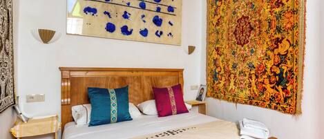 Een strijkplank/strijkijzer, wifi, beddengoed