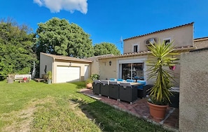 Outdoor dining - Pet friendly home in Sernhac (Sernhac)