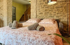 2 bedrooms, free WiFi - Pet friendly home in Sernhac (Sernhac)