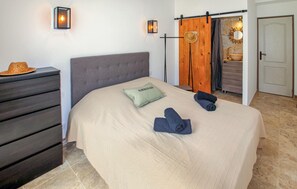4 chambres, fer et planche à repasser, lit de bébé portatif
