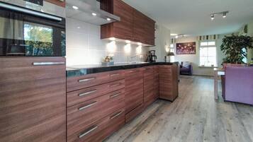 Kjøleskap, kokeplater, oppvaskmaskin og kaffetrakter/tekoker