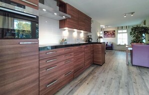 Kjøleskap, kokeplater, oppvaskmaskin og kaffetrakter/tekoker