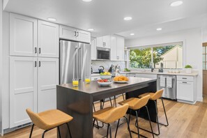 Réfrigérateur, micro-ondes, four, plaque de cuisson