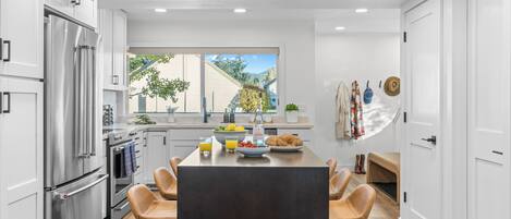 Køleskab, mikrobølgeovn, ovn, kogeplade