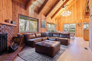 Smart TV, fireplace, offices - 5BDR, Hot Tub, Deck, Firepit | Mins to Village & Lake | The Hilltop by AvantStay (Lake Arrowhead)