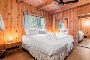 5 bedrooms, desk, iron/ironing board, free WiFi - 5BDR, Hot Tub, Deck, Firepit | Mins to Village & Lake | The Hilltop by AvantStay (Lake Arrowhead)