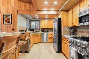 Fridge, microwave, oven, stovetop - 5BDR, Hot Tub, Deck, Firepit | Mins to Village & Lake | The Hilltop by AvantStay (Lake Arrowhead)