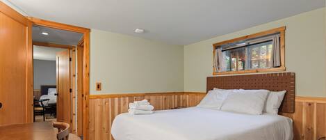 Escritorio, tabla de planchar con plancha, wifi gratis y ropa de cama