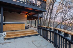 Terrace/patio - 5BDR, Hot Tub, Deck, Firepit | Mins to Village & Lake | The Hilltop by AvantStay (Lake Arrowhead)