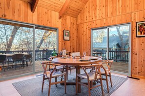 Dining - 5BDR, Hot Tub, Deck, Firepit | Mins to Village & Lake | The Hilltop by AvantStay (Lake Arrowhead)