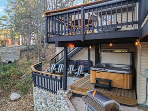 A deck with outdoor seating and a hot tub. - 5BDR, Hot Tub, Deck, Firepit | Mins to Village & Lake | The Hilltop by AvantStay (Lake Arrowhead)
