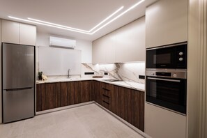 公寓, 陽台, 海灘景觀 | 私人廚房 | 電冰箱、微波爐、烤箱、爐台