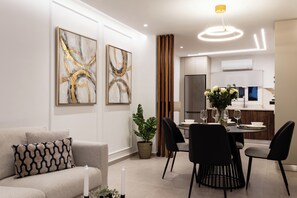 Departamento, balcón, vista a la playa | Área de sala de estar