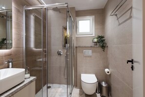 Apartment, Balcony, Beach View | Bathroom | Shower, free toiletries, soap, shampoo