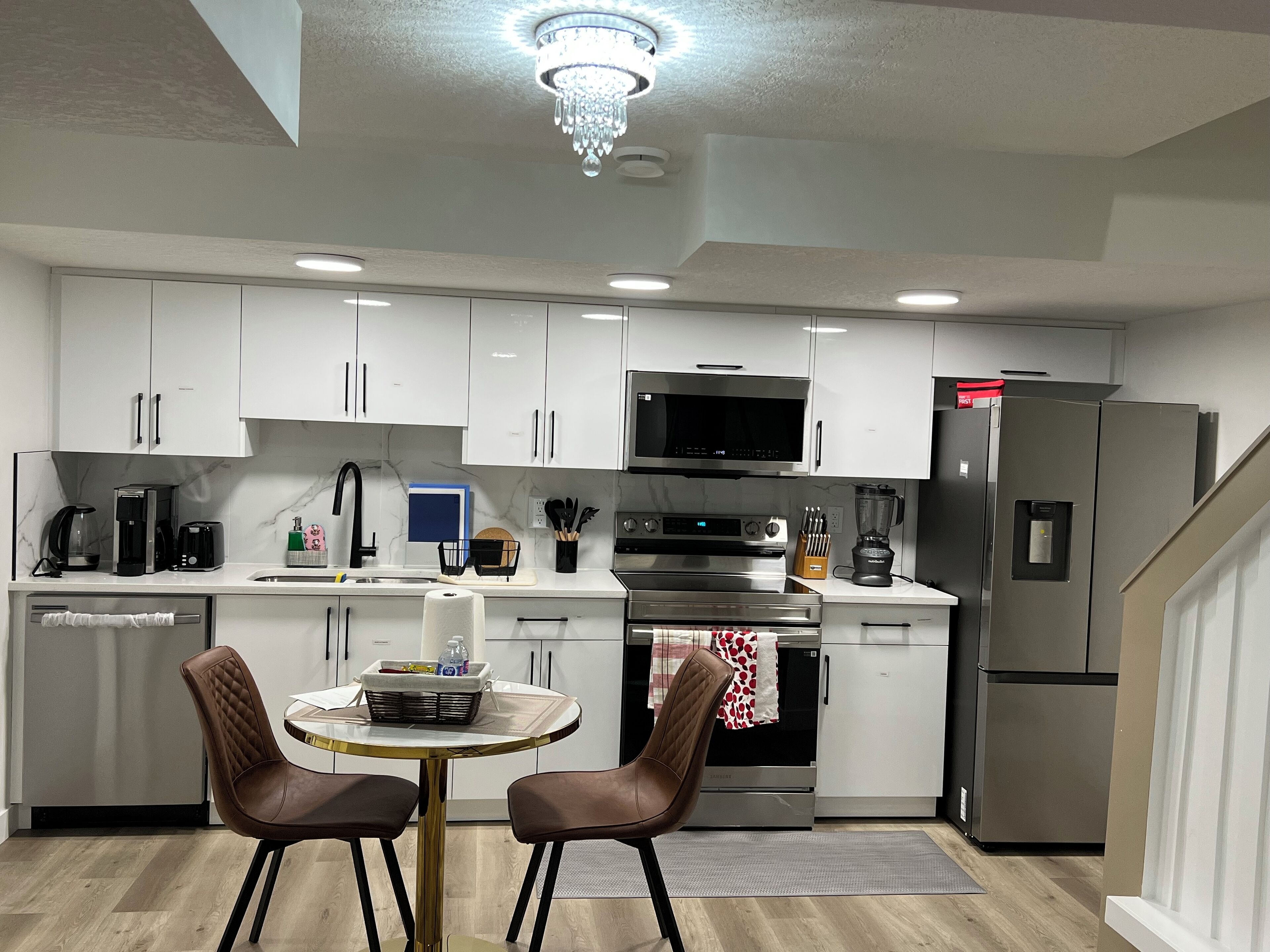Cafetière/bouilloire, réfrigérateur, micro-ondes, four