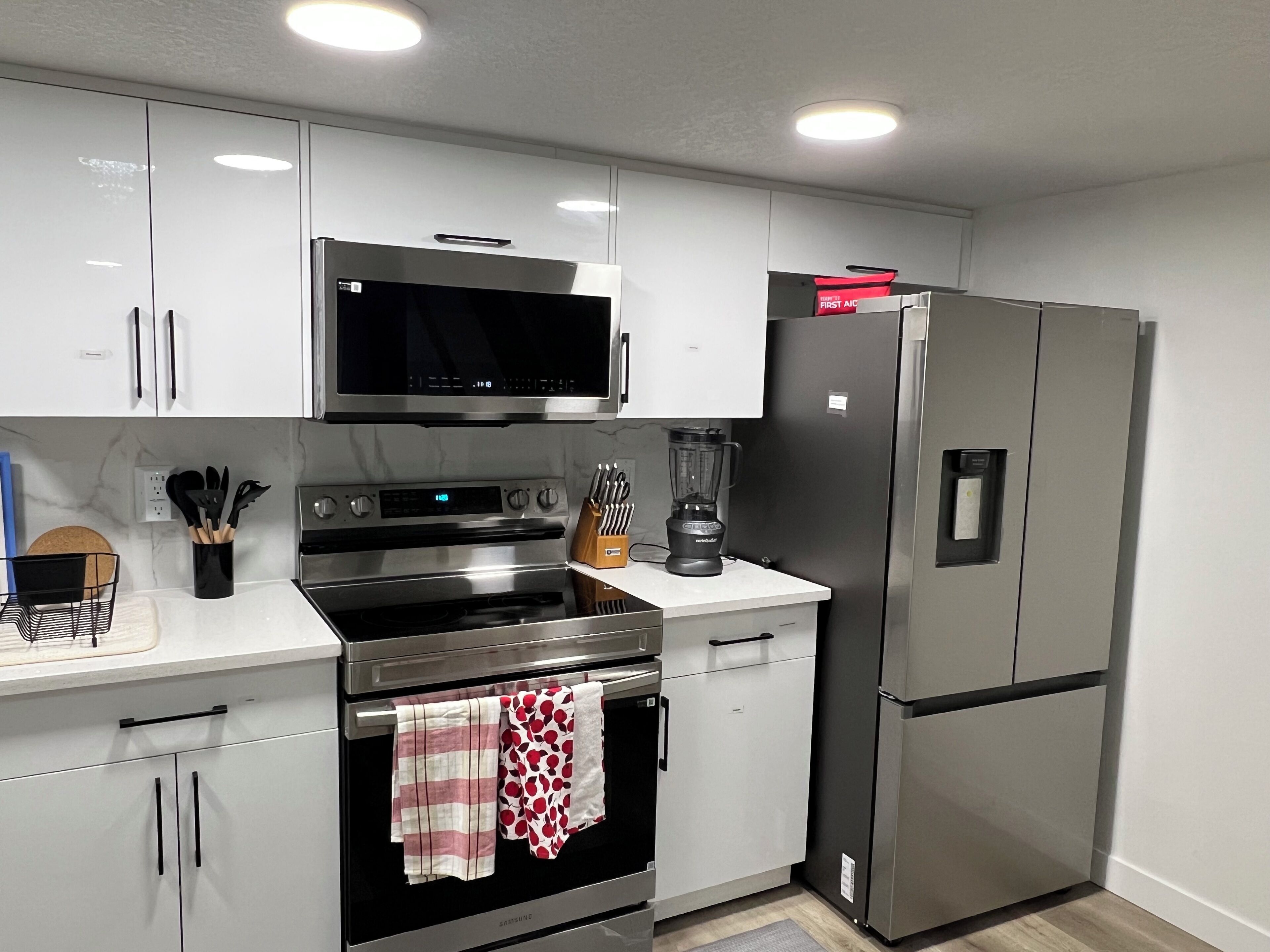 Réfrigérateur, micro-ondes, four, plaque de cuisson