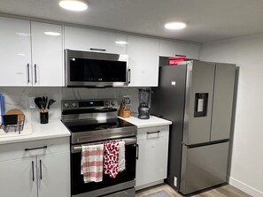 Een koelkast, een microgolfoven, een oven, een kookplaat