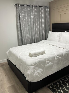Tabla de planchar con plancha, wifi gratis y ropa de cama