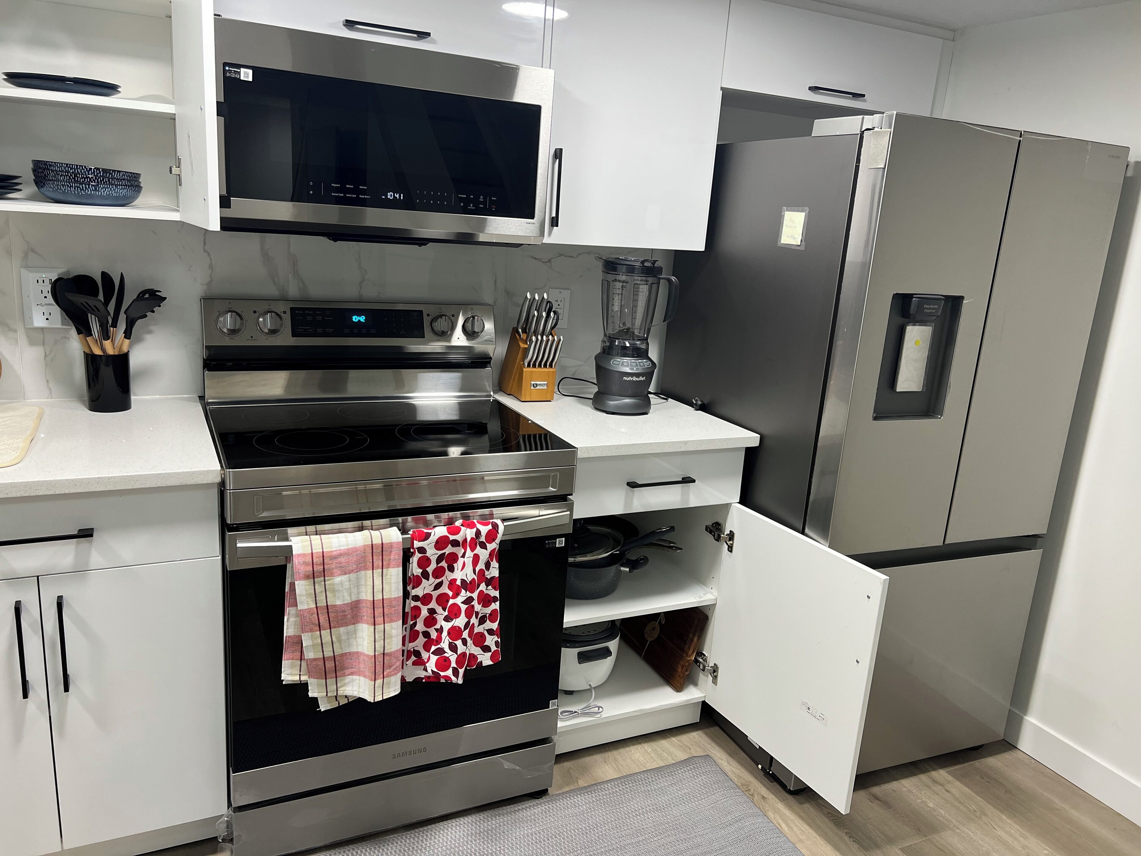 Een koelkast, een microgolfoven, een oven, een kookplaat