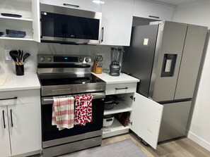 Refrigerador, microondas, horno y parrilla de estufa 