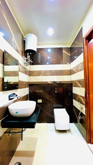 Habitación doble ejecutiva | Baño | Regadera y amenidades de baño gratuitas 