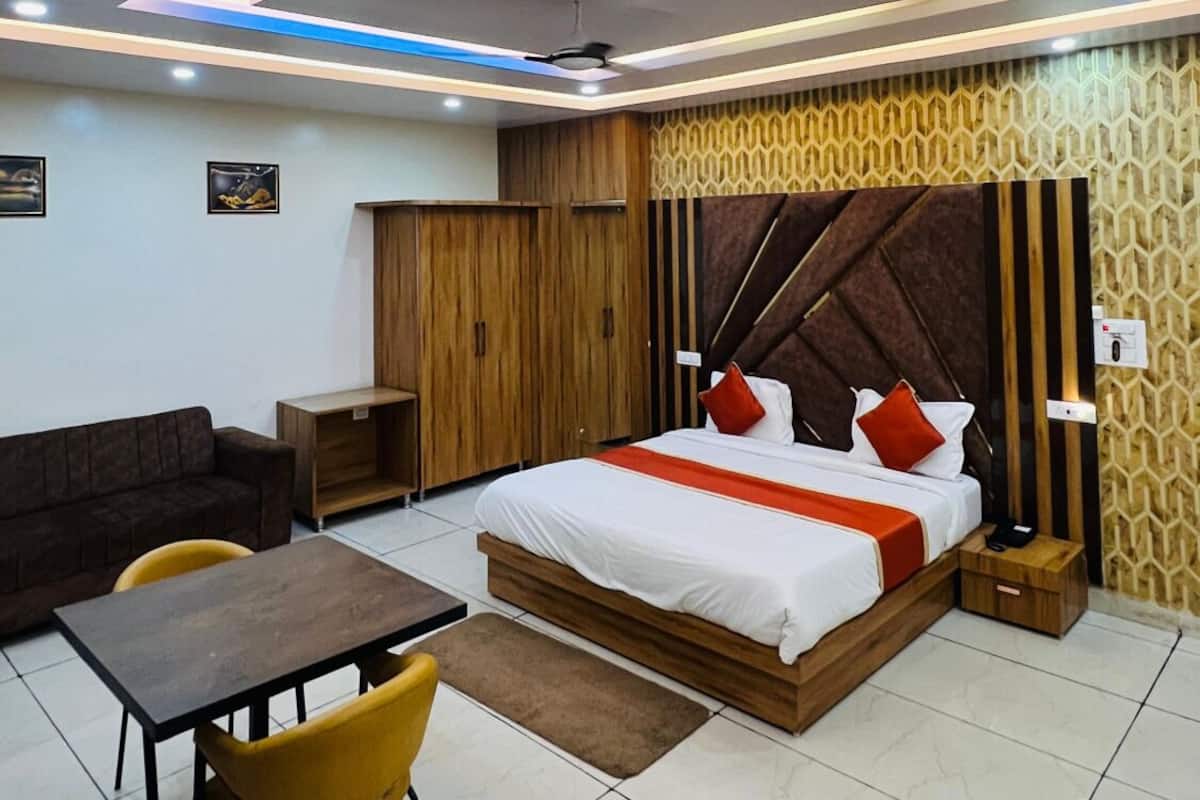 Habitación Deluxe doble, vistas a la ciudad | Escritorio y wifi gratis