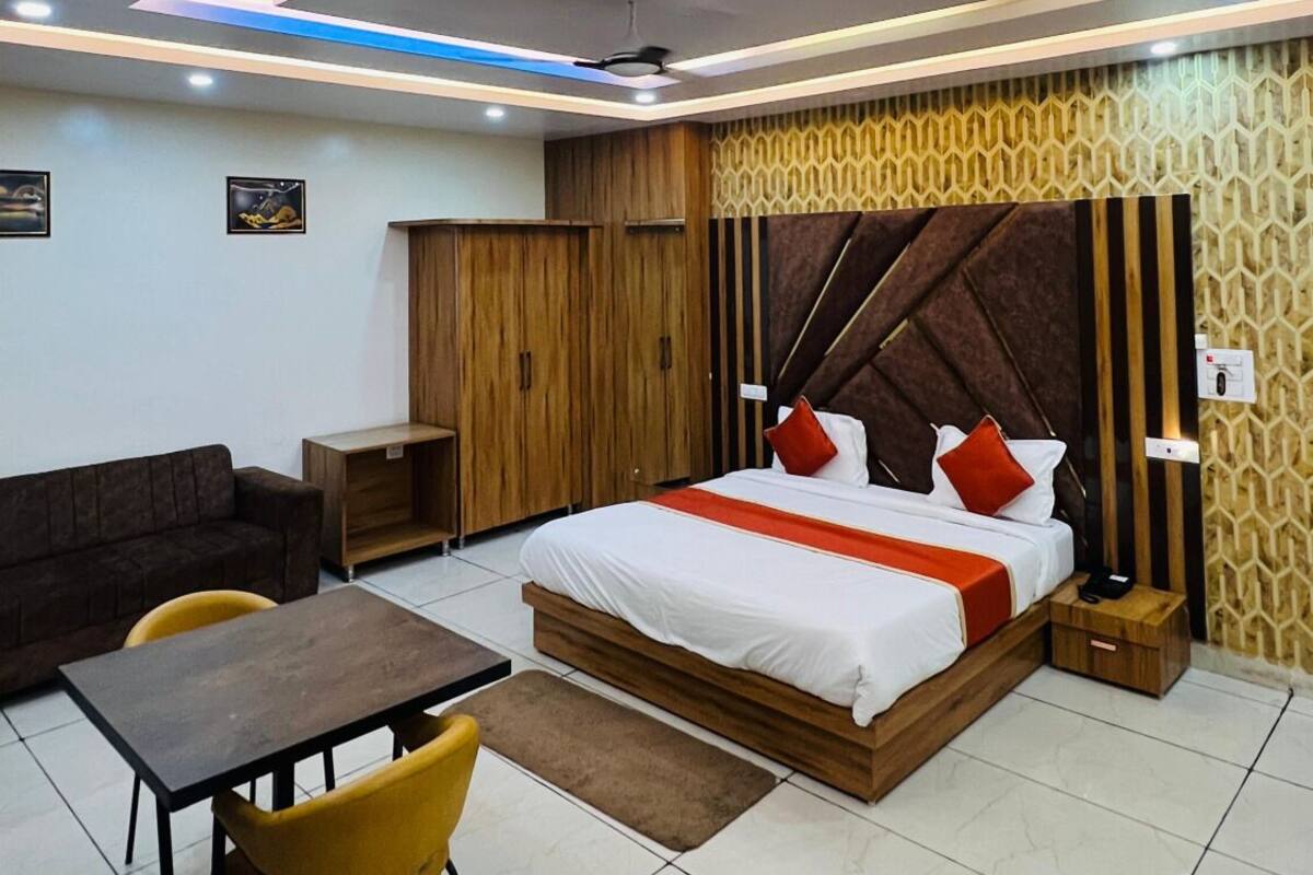 Habitación doble Deluxe, vista a la ciudad | Escritorio y wifi gratis