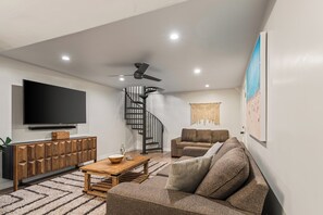 Smart TV, fireplace