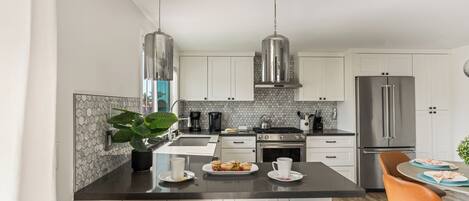 Refrigerador, microondas, horno y parrilla de estufa