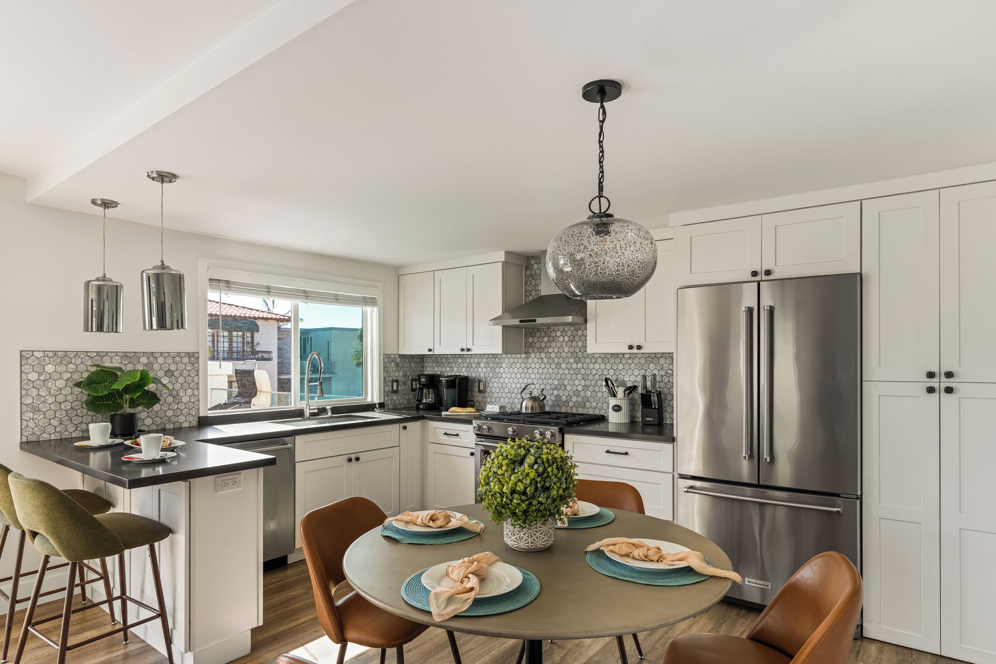 Refrigerador, microondas, horno y parrilla de estufa 