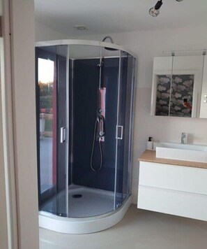 Shower - Tinla Comfortable Holiday Residence (Klein Labenz)