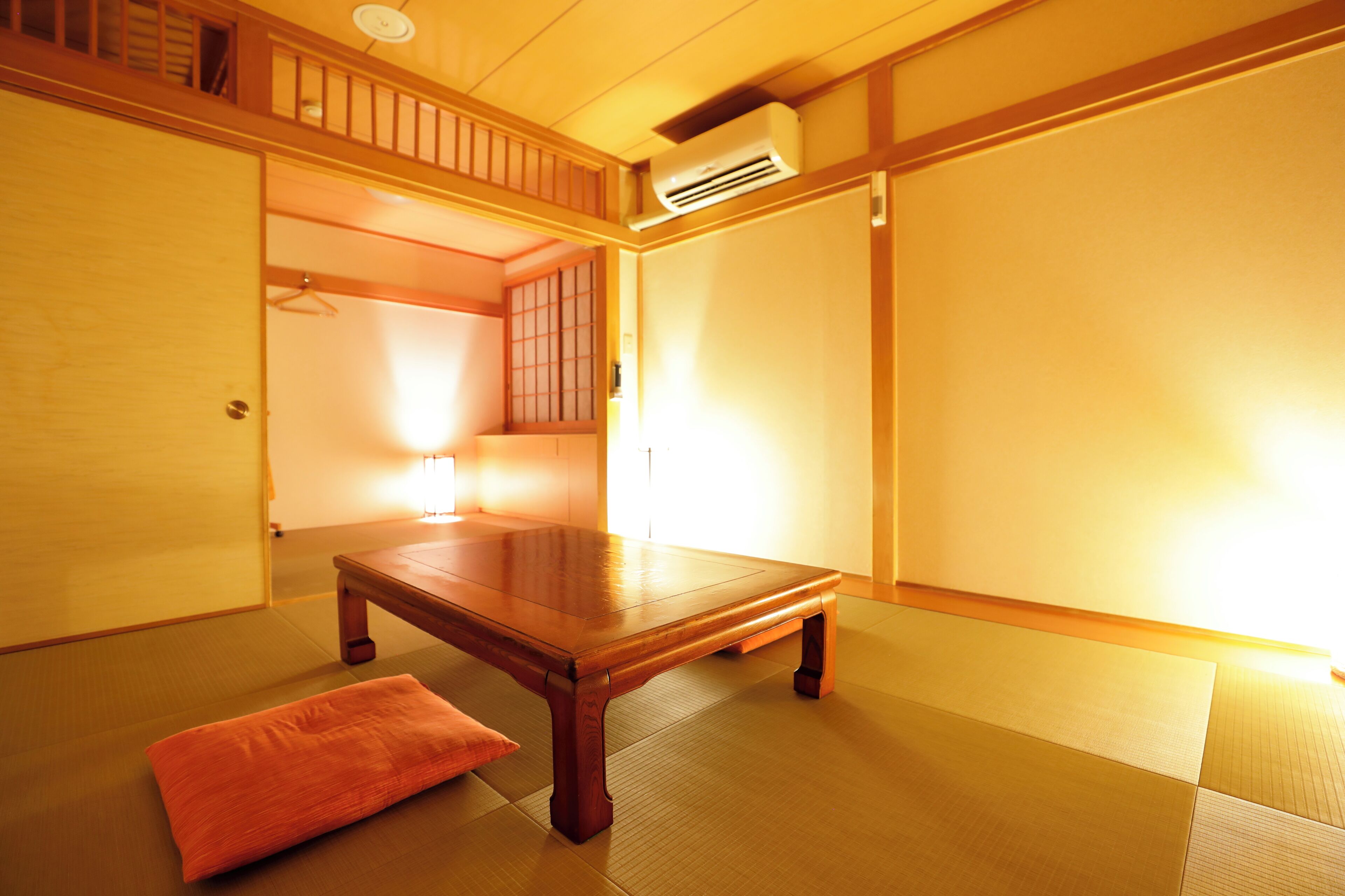 Escritorio, espacio para trabajar con laptop y wifi gratis 