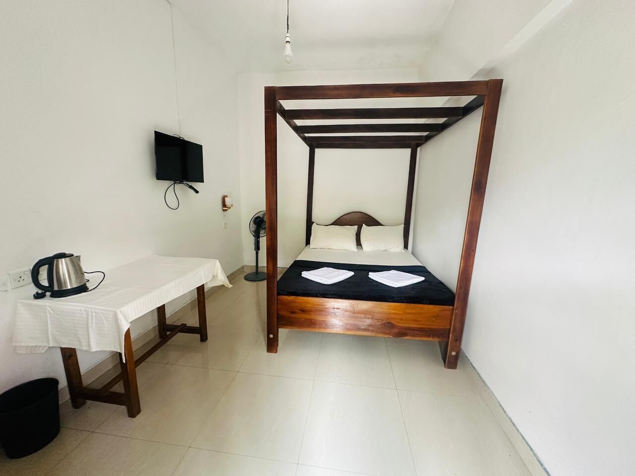 Habitación básica doble, vista a la montaña | Tabla de planchar con plancha y wifi gratis 