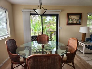 Dining -  2-bedroom house in stunning Discovery Harbour perfect for a relaxing getaway. (Naalehu)