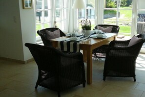Dining - Great Crested Grebe Modern retreat (Zingst)