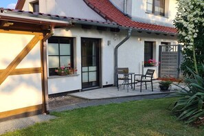 Outdoor dining - Holiday apartment "To Hus" (Putbus)
