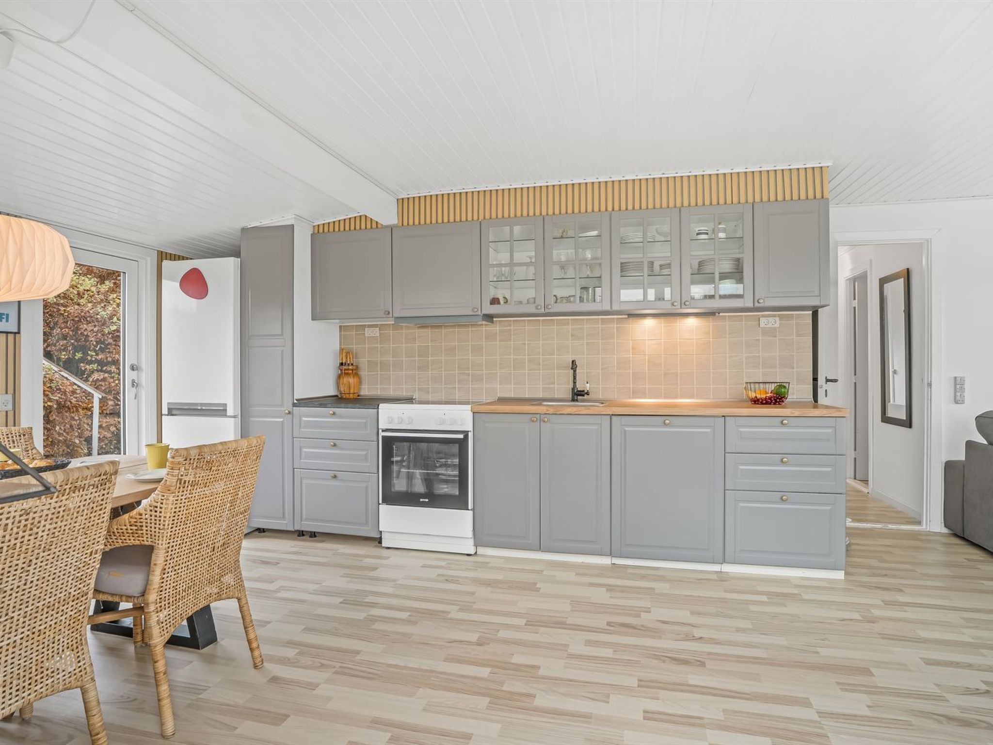 Een koelkast, een microgolfoven, een vaatwasser