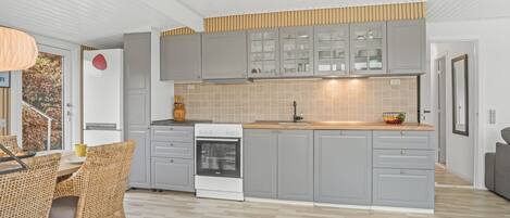 Kjøleskap, mikrobølgeovn, oppvaskmaskin og kjøkkenutstyr