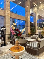 Quarto casal luxo de uso individual, vista para a cidade | Área de estar | TV