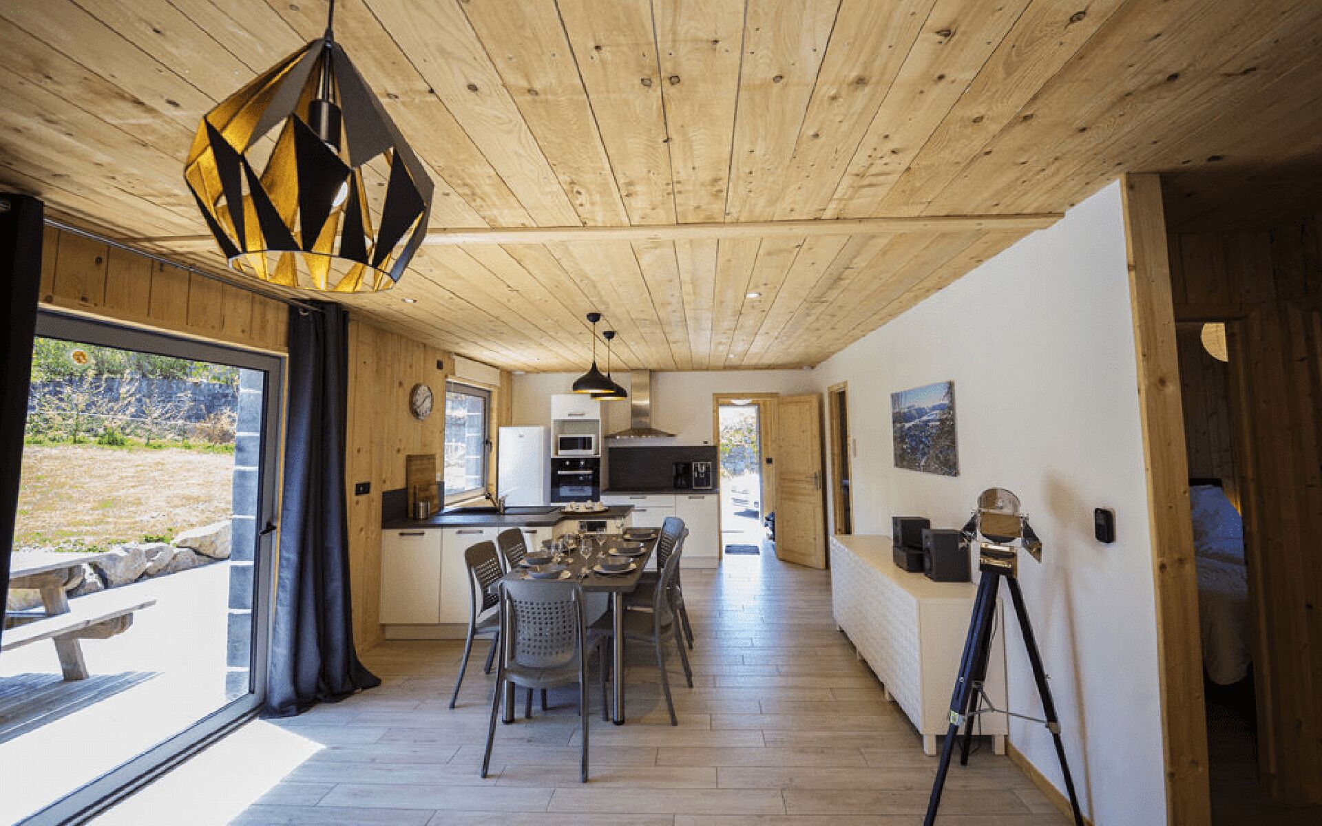 Kjøleskap, kaffetrakter/tekoker og kjøkkenutstyr