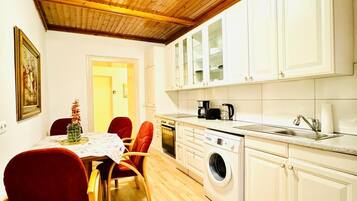 Apartamento básico | Cocina privada | Frigorífico, horno, placa de cocina y utensilios de cocina